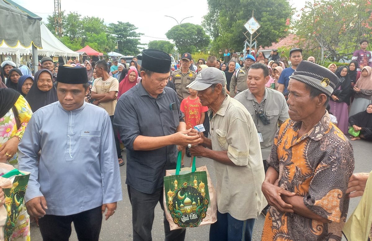 PEDULI: Bupati Seruyan Ahmad Selanorwanda membagikan 1.000 paket sembako kepada para lansia dan fakir miskin di Kuala Pembuang, Senin (16/3).RIFANI/RADAR SAMPIT