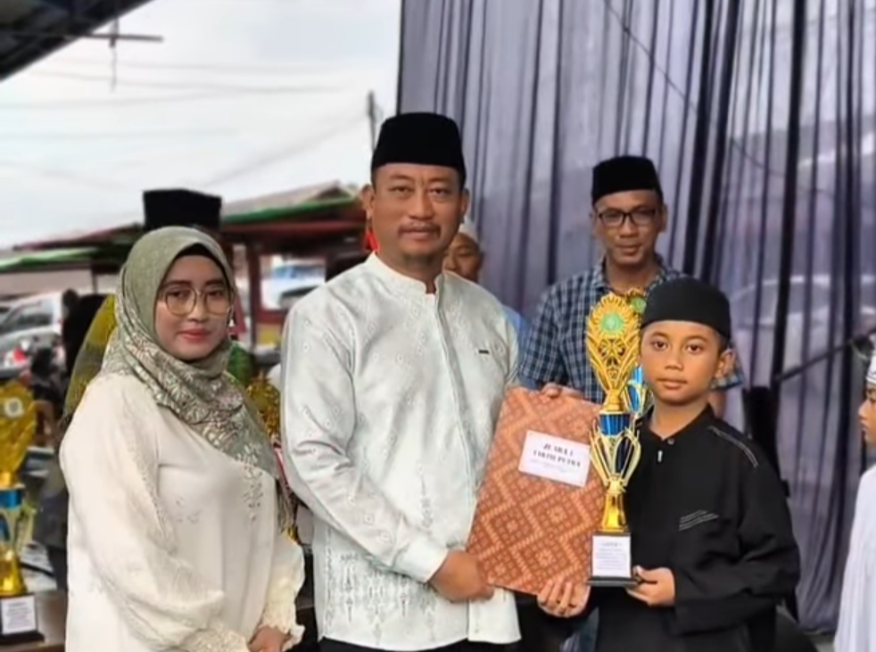PERLOMBAAN: Bupati Sukamara Masduki saat menyerahkan hadiah kepada salah seorang pemenang lomba.