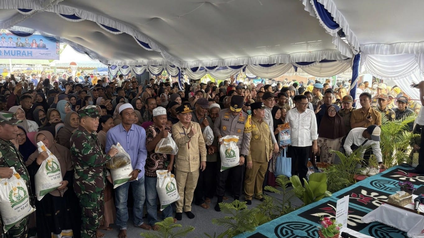 Gubernur Kalimantan Tengah, Agustiar Sabran, saat membagikan bantuan pangan dari Presiden Republik Indonesia dan Kartu Huma Betang di Sampit.  (Akbar/Radar Sampit)