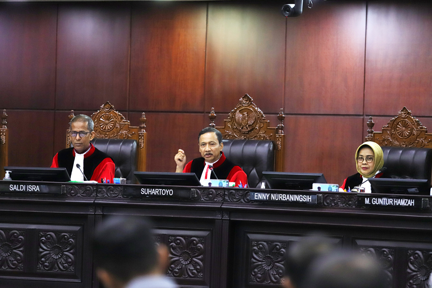 Ketua Mahkamah Konstitusi Suhartoyo (tengah) bersama Wakil Ketua Mahkamah Konstitusi lainnya.  (Dery Ridwansah/JawaPos.com) 