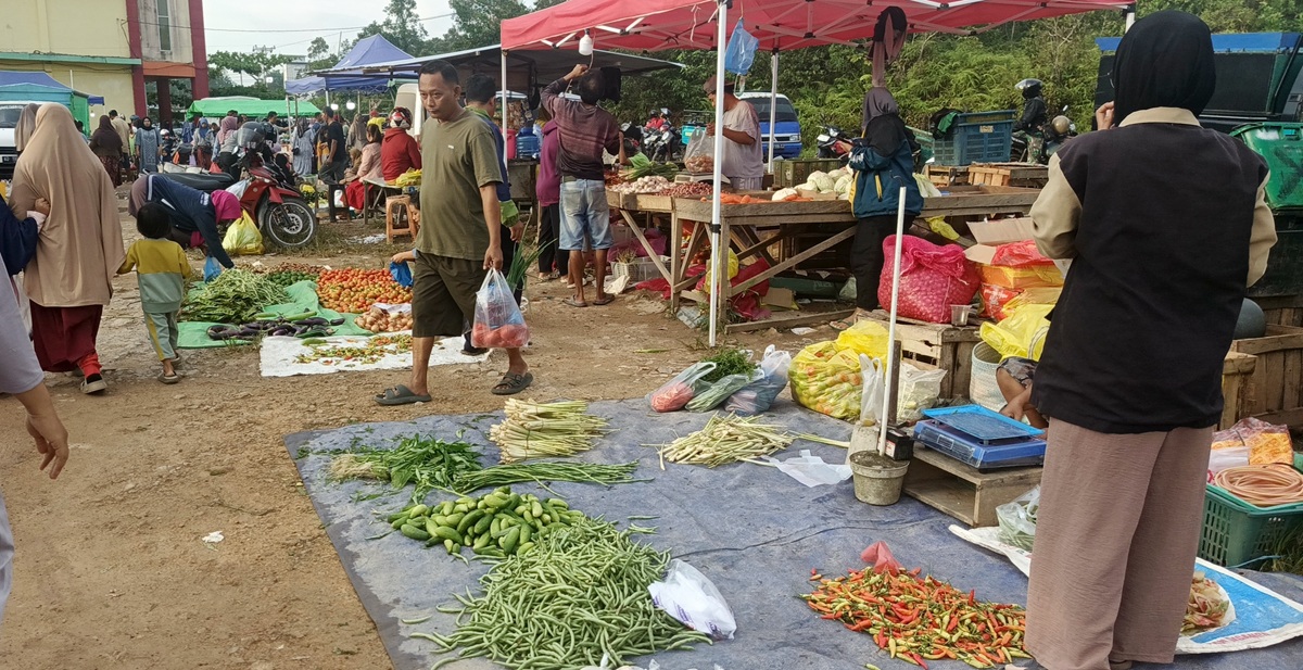MAHAL: Harga cabai di Kota Nanga Bulik terus mengalami kenaikan menjelang Lebaran.