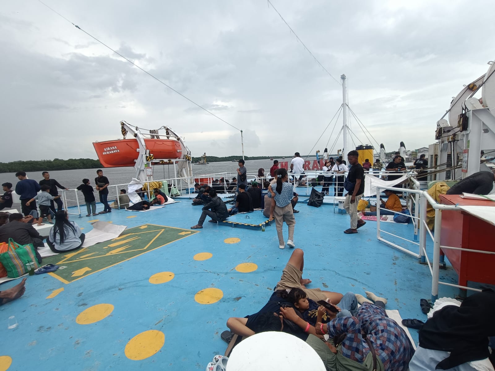 Pemudik dengan kapal laut dari Pelabuhan  Panglima Utar Kumai, Kotawaringin Barat, menuju Jawa Tengah