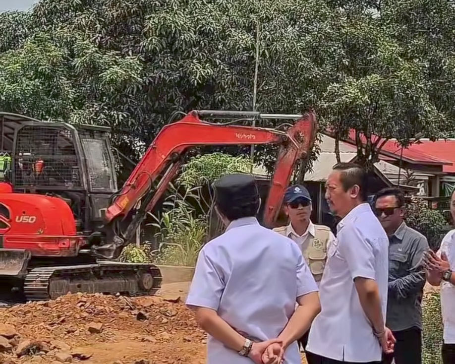 Bupati Sukamara Masduki saat memantau penanganan salah satu ruas jalan.    
