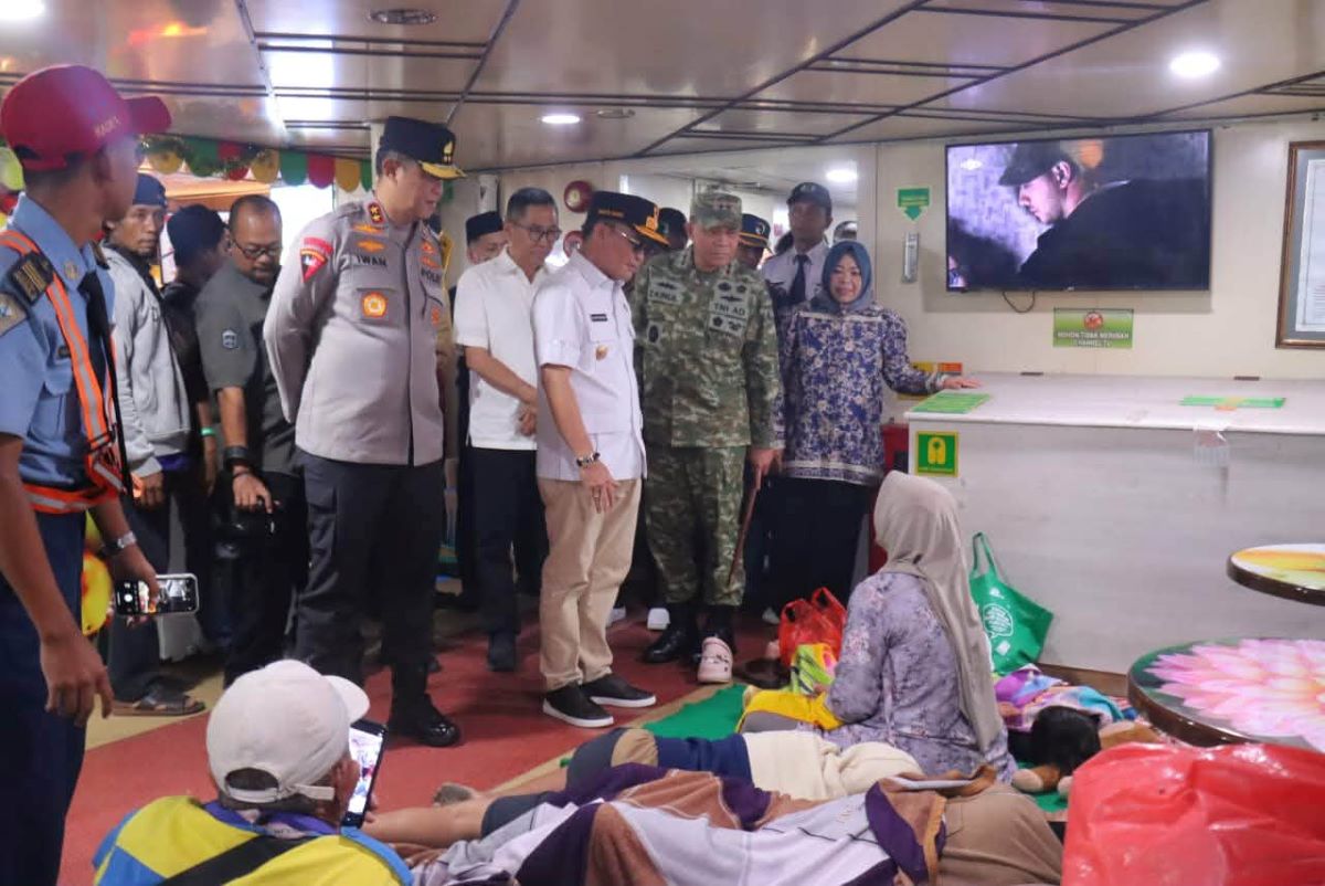 MUDIK LEBARAN : Kapolda Kalteng mendampingi Gubernur Kalteng saat memantau arus mudik Idulfitri di Pelabuhan Panglima Utar Kumai, Kotawaringin Barat, belum lama tadi. 