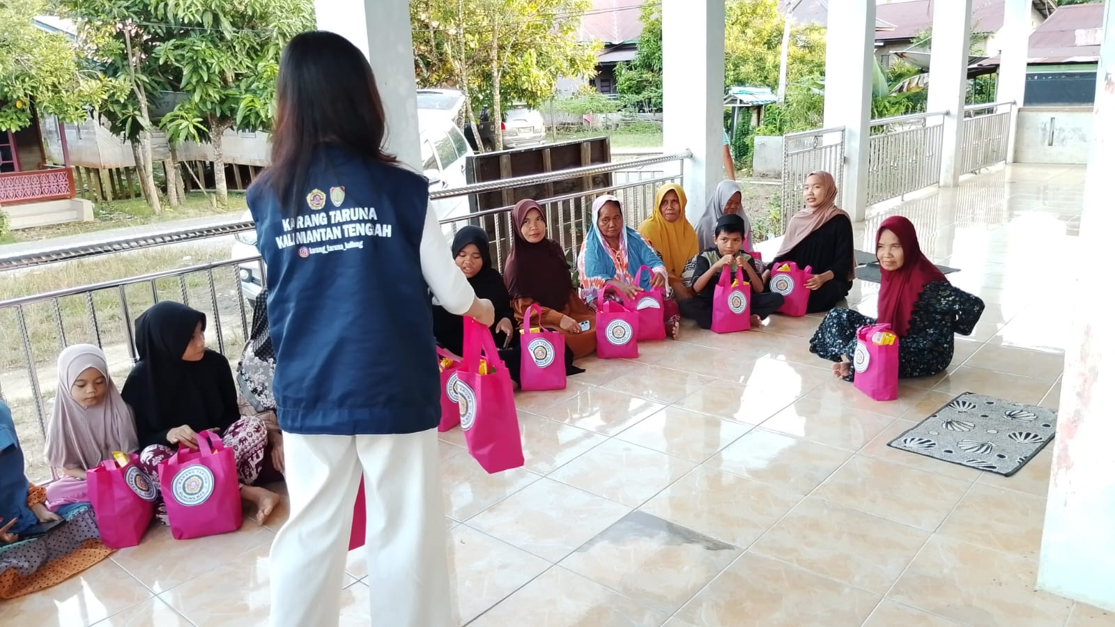 Suasana pembagian takjil dan paket sembako di Masjid Miftahul Jannah, Desa Sarerangan, Kecamatan Tewah, Senin (16/3).  