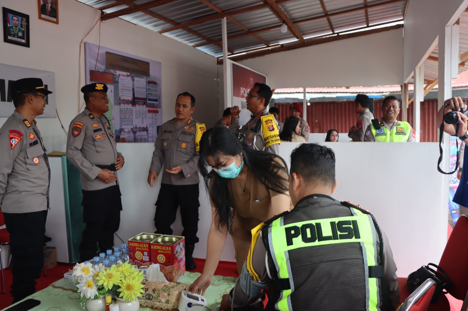 Dirlantas Polda Kalteng Kombes Pol Yusep Dwi Prastiya didampingi Kapolres AKBP Heru Eko Wibowo, saat mengecek kesiapan Pos Terpadu, di Taman Kota Kuala 