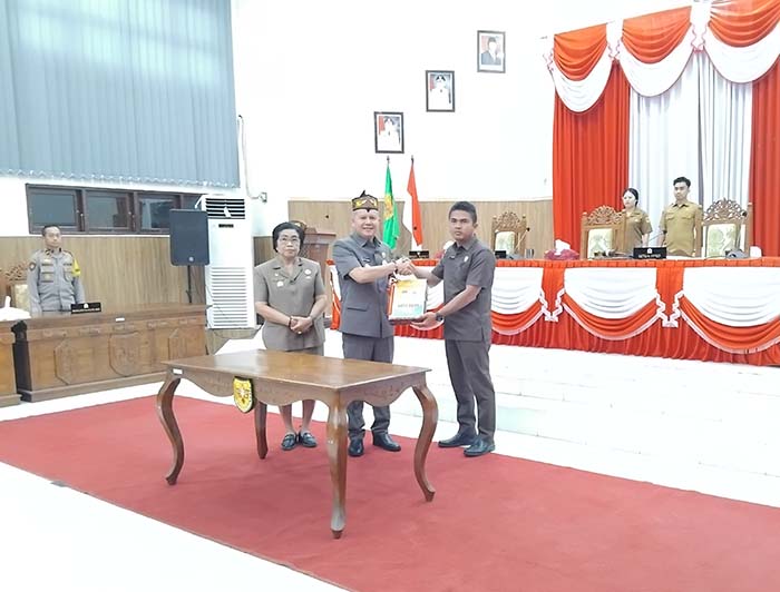 SERAHKAN LKPJ: Bupati Gumas Jaya Samaya Monong didampingi Wakil Bupati Efrensia LP Umbing, ketika menyerahkan LKPJ tahun 2025 kepada Ketua DPRD Binartha, di rapat paripurna ke-1 masa persidangan II ta