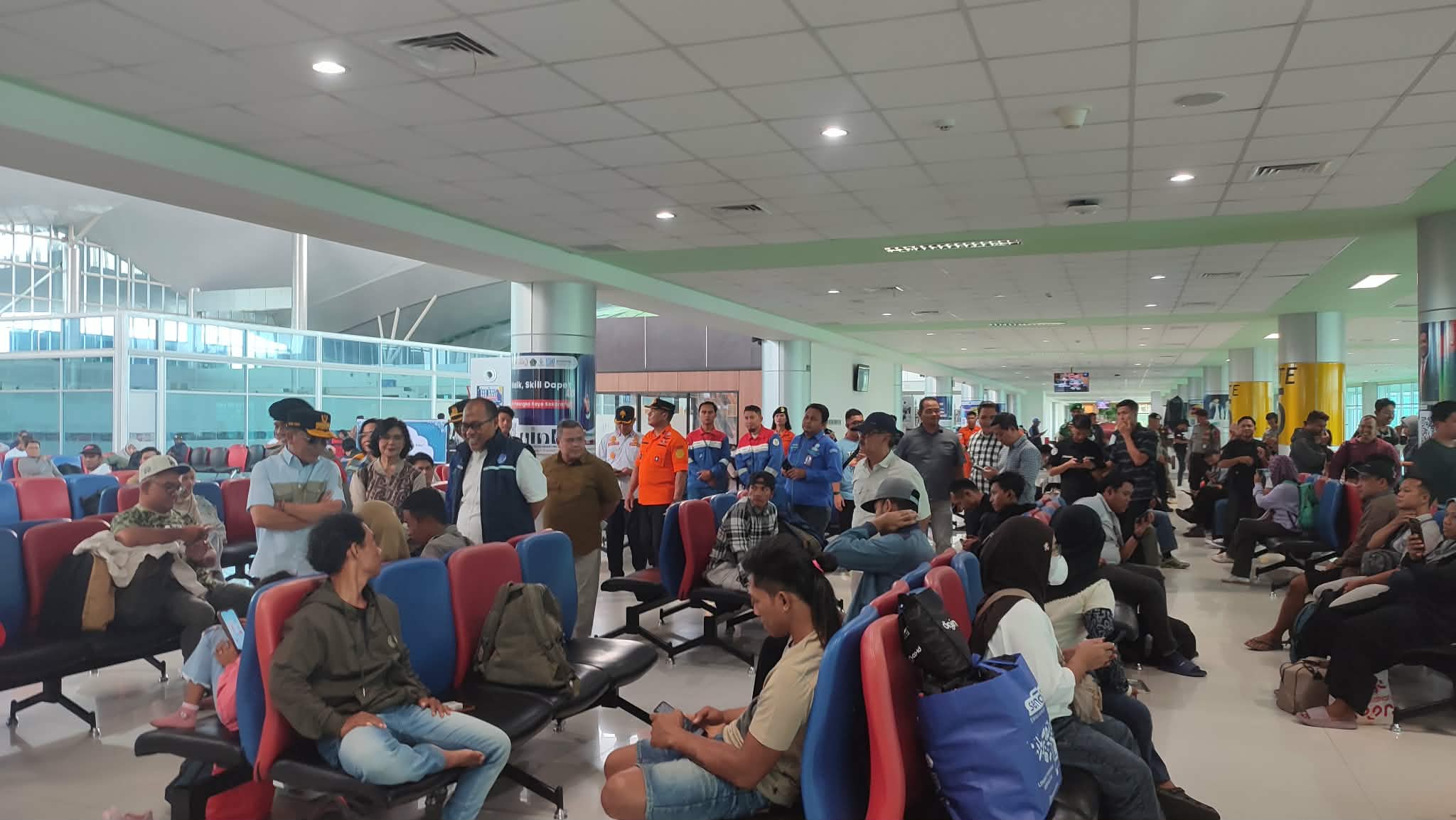 Keramaian penumpang mudik di ruang tunggu penumpang Bandara Tjilik Riwut Palangka Raya, yang sebagian besar berasal dari perantauan, Senin (16/3).