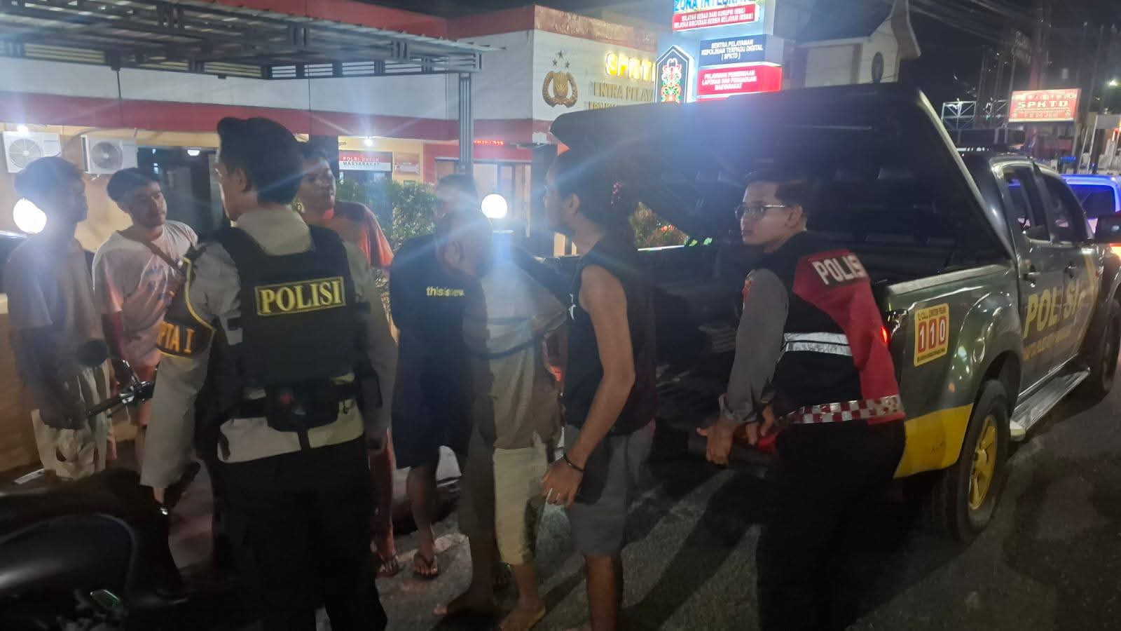 PENGAMANAN: Pamapta I SPKT Polres Kobar mengamankan ODGJ bersajam di Jalan Cilik Riwut II, Madurejo, Kecamatan Arut Selatan, Kabupaten Kobar, belum lama ini.&nbsp;POLRES KOBAR/RADAR SAMPIT