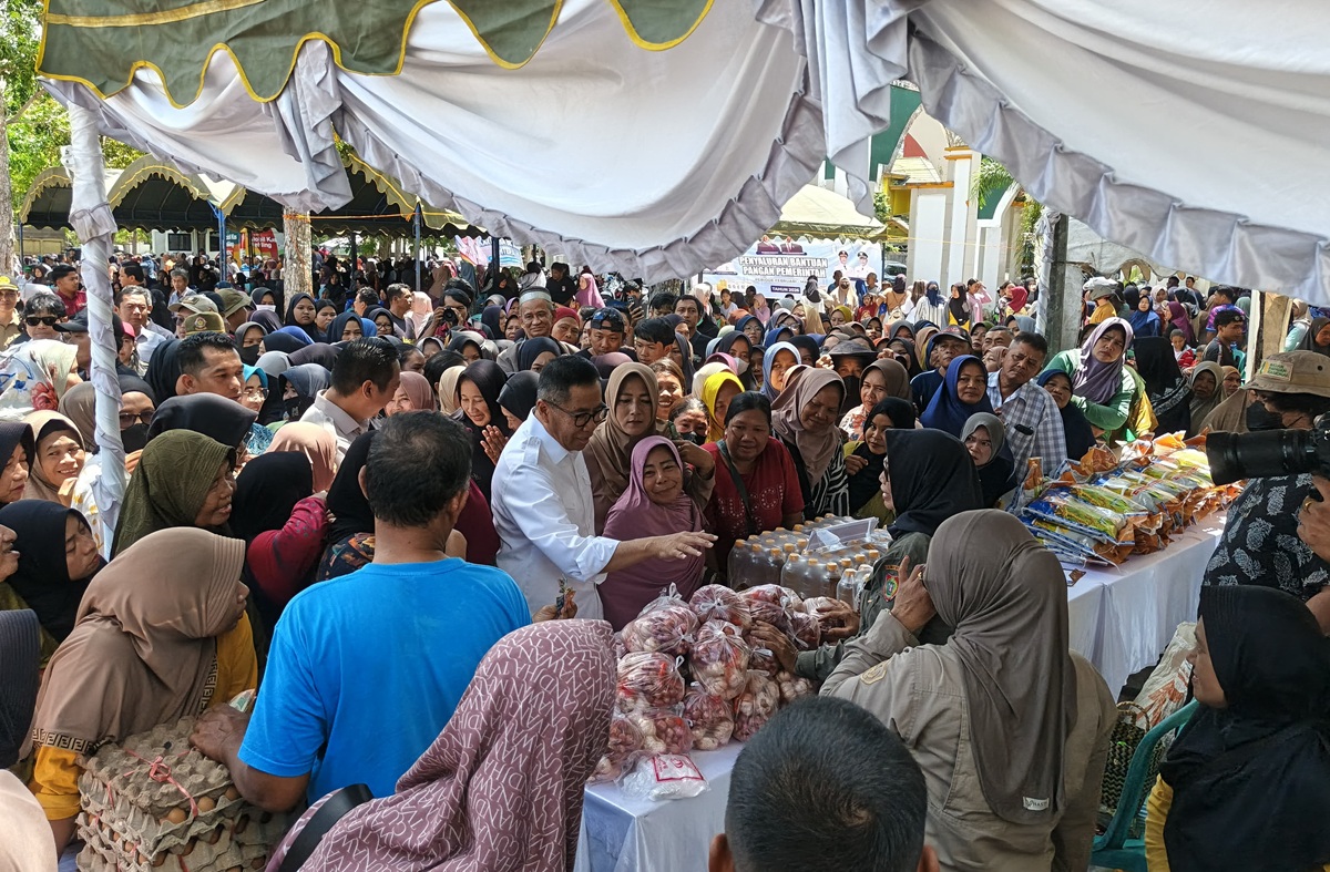 PASAR MURAH : Warga antusias menghadiri pasar murah yang dilaksanakan di Lapangan Mini Sukamara.