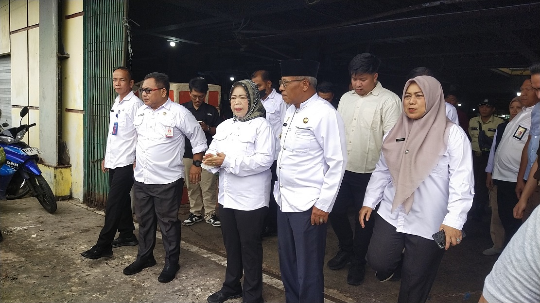 Bupati dan Wakil Bupati Lamandau meninjau Pasar Indrasari sekaligus mengecek stabilitas harga bahan pokok.   