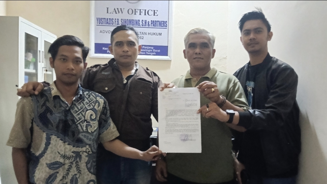 Kuasa hukum korban menunjukkan surat penetapan tersangka pelaku penganiayaan pedagang sayur di Law Office Yustiazis F.B. Sihombing &amp; Partner di Translik Pasir Panjang, Senin (16/3).(tyo/radarsampit)