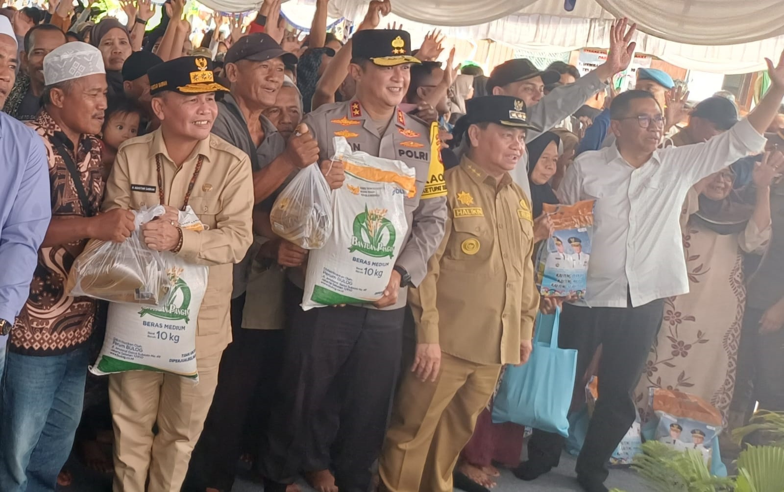 Gubernur Kalteng Agustiar Sabran bersama forkopimda Kalteng dan pejabat Kotim, saat penyaluran bantuan pangan presiden dan Pemprov Kalteng kepada ribuan warga di Sampit, Selasa (16/3).