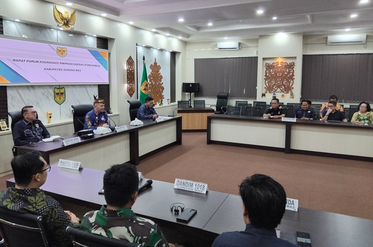 PIMPIN RAPAT: Bupati Gumas Jaya Samaya Monong saat memimpin rapat forkopimda, Jumat (13/3).&nbsp;ARHAM SAID/RADAR SAMPIT