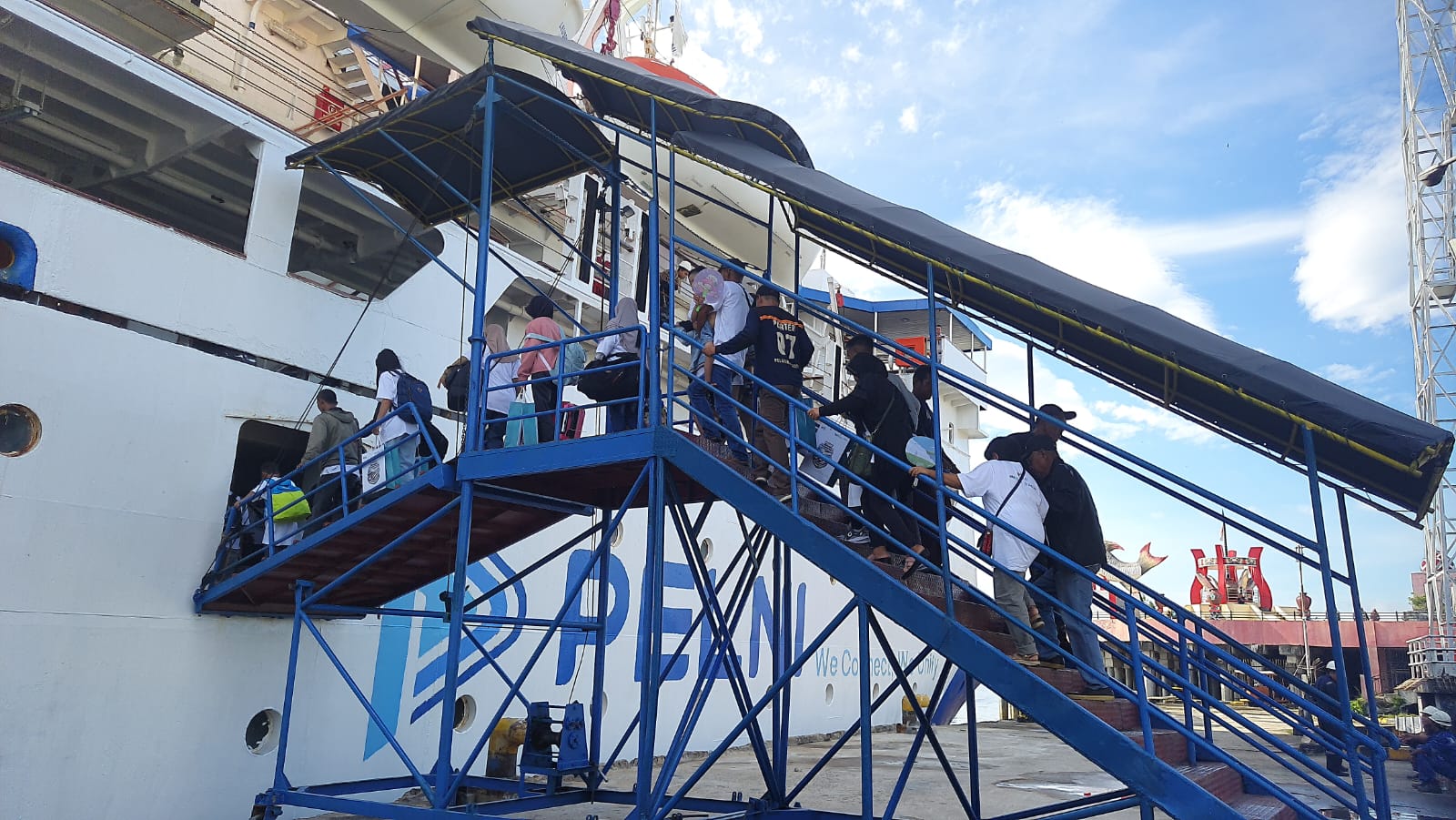Aktivitas penumpang naik kapal untuk mudik. (Akbar/Radar Sampit)