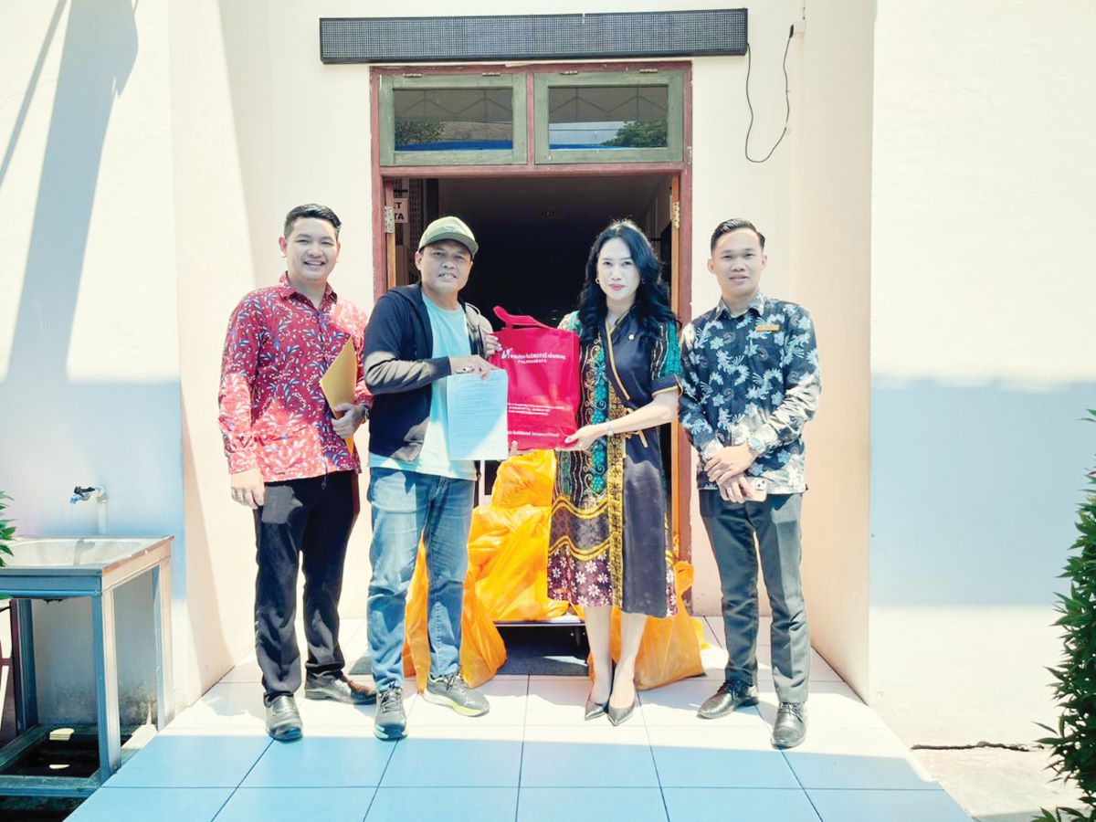 Penyerahan bantuan secara simbolis oleh Karina Novi Vriesiana selaku GM Secretary Swiss-Belhotel Danum Palangka Raya (dua dari kanan) kepada perwakilan Bapperida Kota Palangka Raya