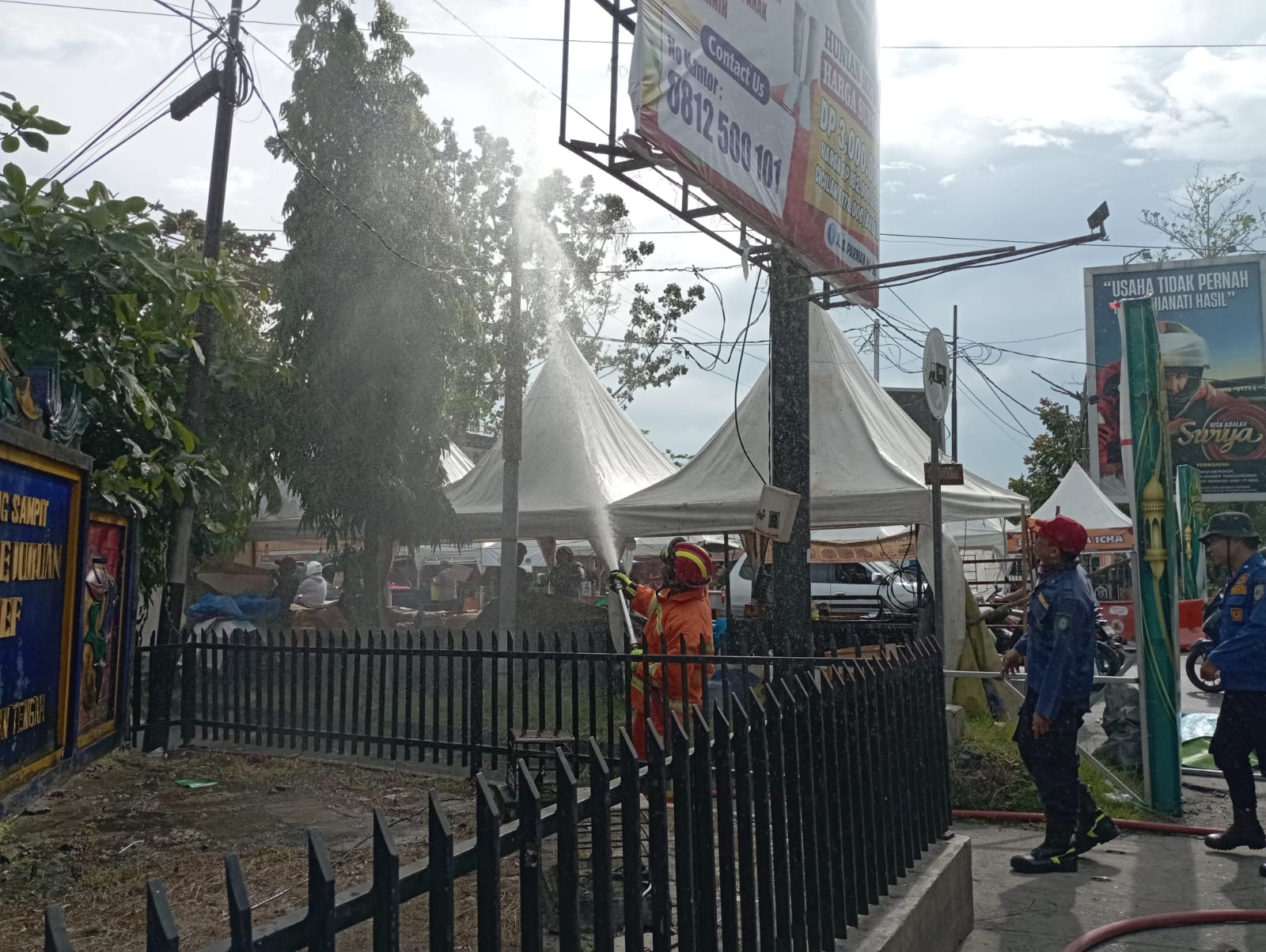 Petugas Disdamkarmat Kotim saat memadamkan api di kabel terbakar di Pasar Ramadan Jalan Yoa Sudarao Sampit, Rabu sore (18/3/2026). (Disdamkarmat Kotim)  &nbsp;