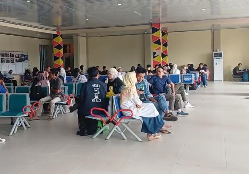 Para penumpang menunggu kedatangan pesawat di ruang tunggu Bandara H ASAN Sampit, Kamis (19/3/2026).