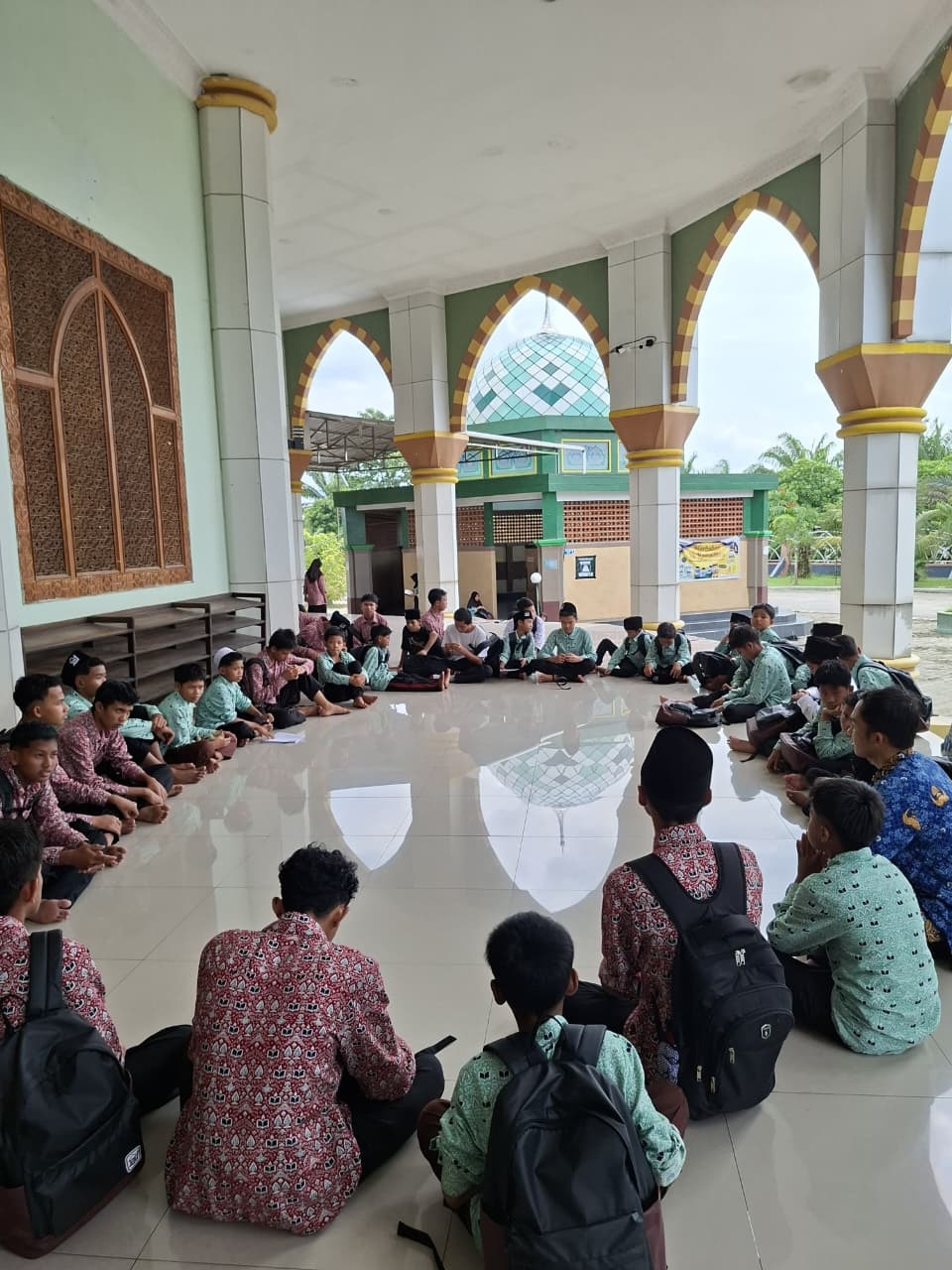 Sejumlah murid Sekolah Rakyat saat berkumpul mengisi kegiatan Ramadan di Masjid Wahyu Al Hadi, komplek Islamic Center Kotim, baru-baru tadi. 