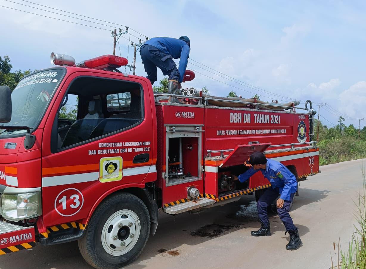 Petugas Disdamkarmat Kotim sigap mempersiapkan peralatan memadamkan api yang membakar semak belukar di Jalan Wengga Metropolitan, Kelurahan Baamang Barat, Kecamatan Baamang