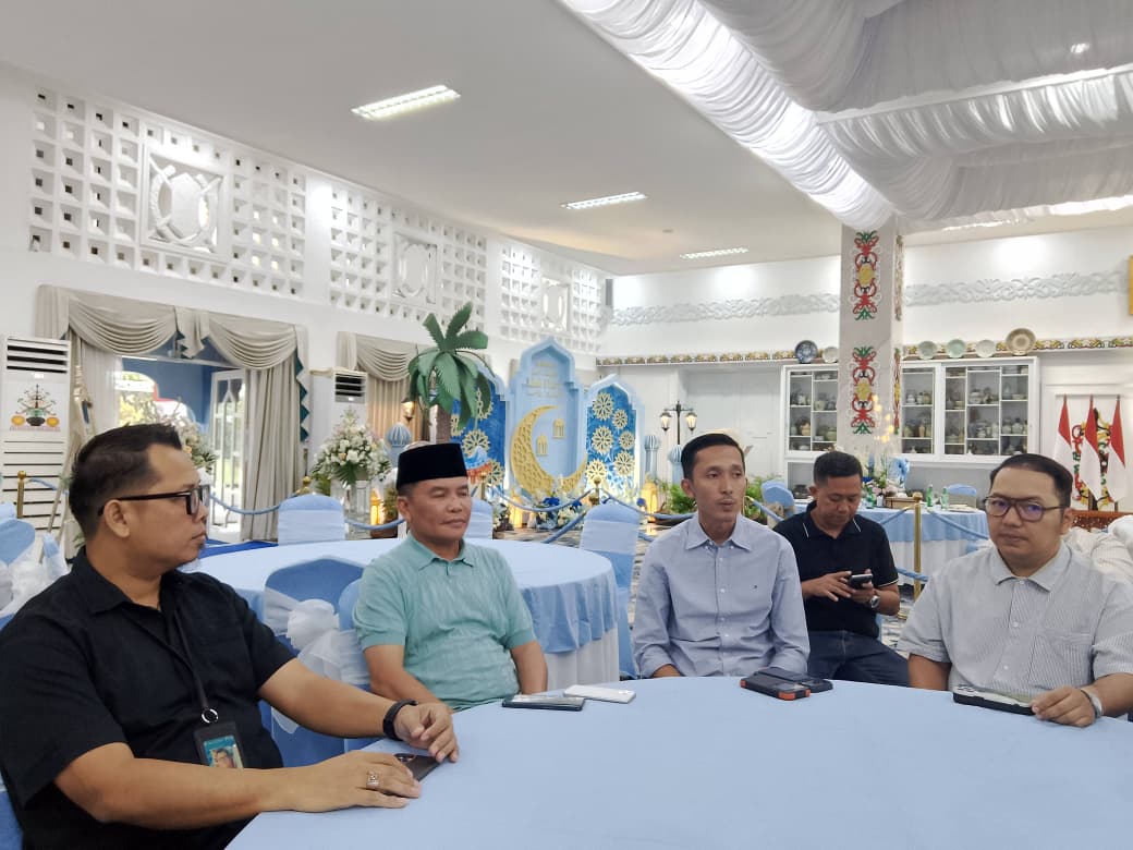 SILATURAHMI: Gubernur Kalteng Agustiar Sabran (dua dari kiri) saat menerima silaturahmi pimpinan media di Istana Isen Mulang. (Yusho/Radar Sampit)