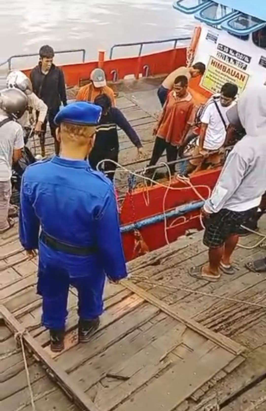TERCEBUR : Petugas Polair Polres Kotim saat mengevakuasi sepeda motor yang jatuh ke di dermaga penyeberangan, Jalan Usman Harun, Kecamatan Baamang, Sampit, Rabu (18/3). IDA/RADAR SAMPIT