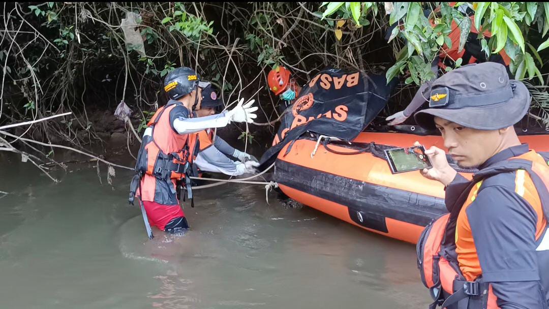 Kristian Rio Ekatama (14), pelajar SMP yang dilaporkan tenggelam di Sungai Bulik Desa Sungkup, Kecamatan Bulik Timur, Kabupaten Lamandau akhirnya ditemukan meninggal dunia pada Kamis (19/3). 