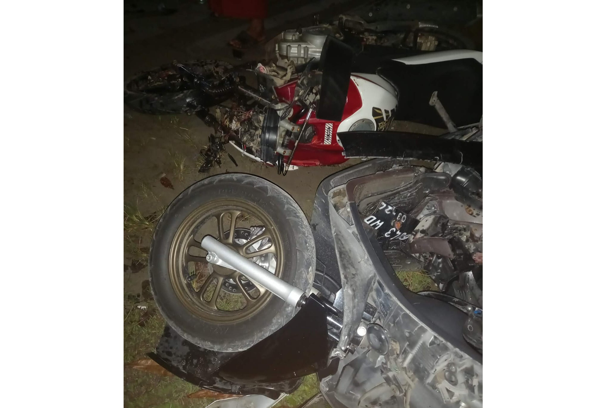 RINGSEK PARAH: Kondisi kedua kendaraan yang terlibat kecelakaan di Jalan Utama Pasir Panjang, Desa Batu Belaman, Kecamatan Kumai, Kabupaten Kotawaringin Barat, Kamis (19/3).&nbsp;WARGA/RADAR SAMPIT