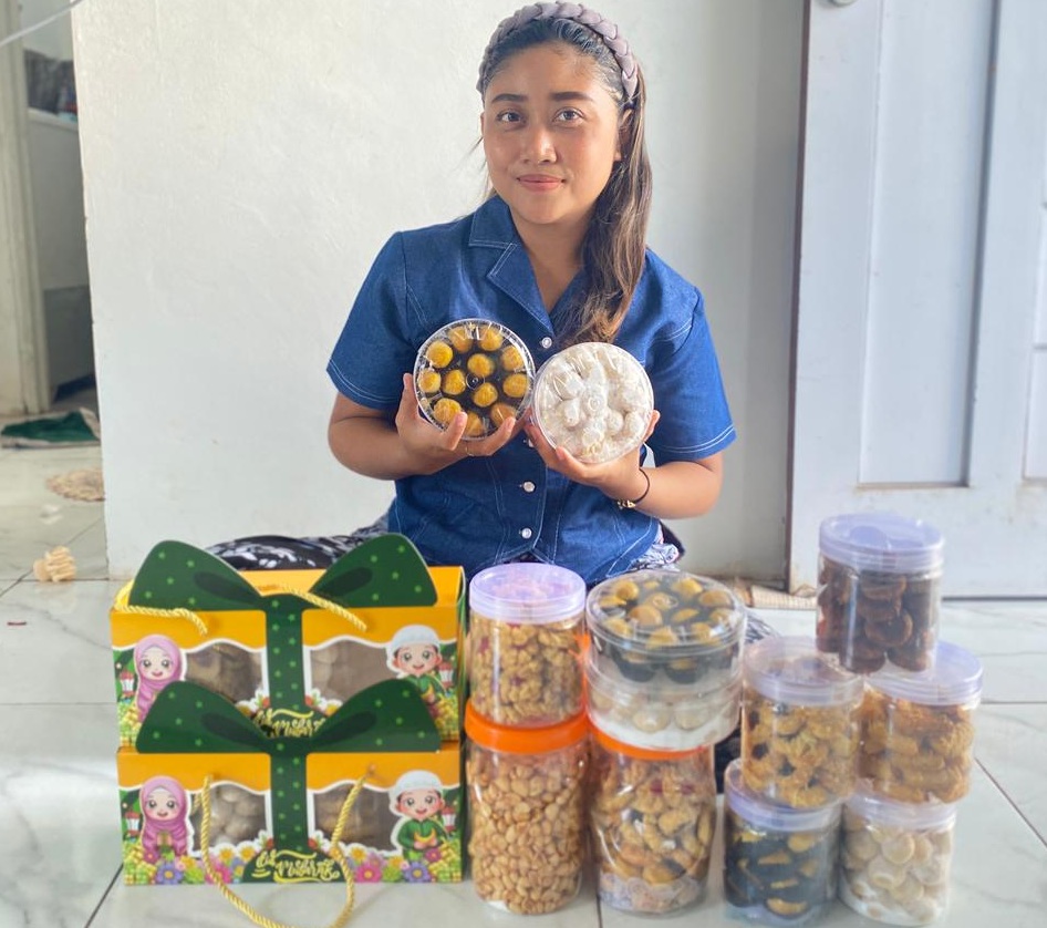 KUE LEBARAN: Noordestiani, dengan usaha kue kering rumahan buatannya sendiri, Sabtu (14/3).&nbsp;YUNI/RADAR SAMPIT