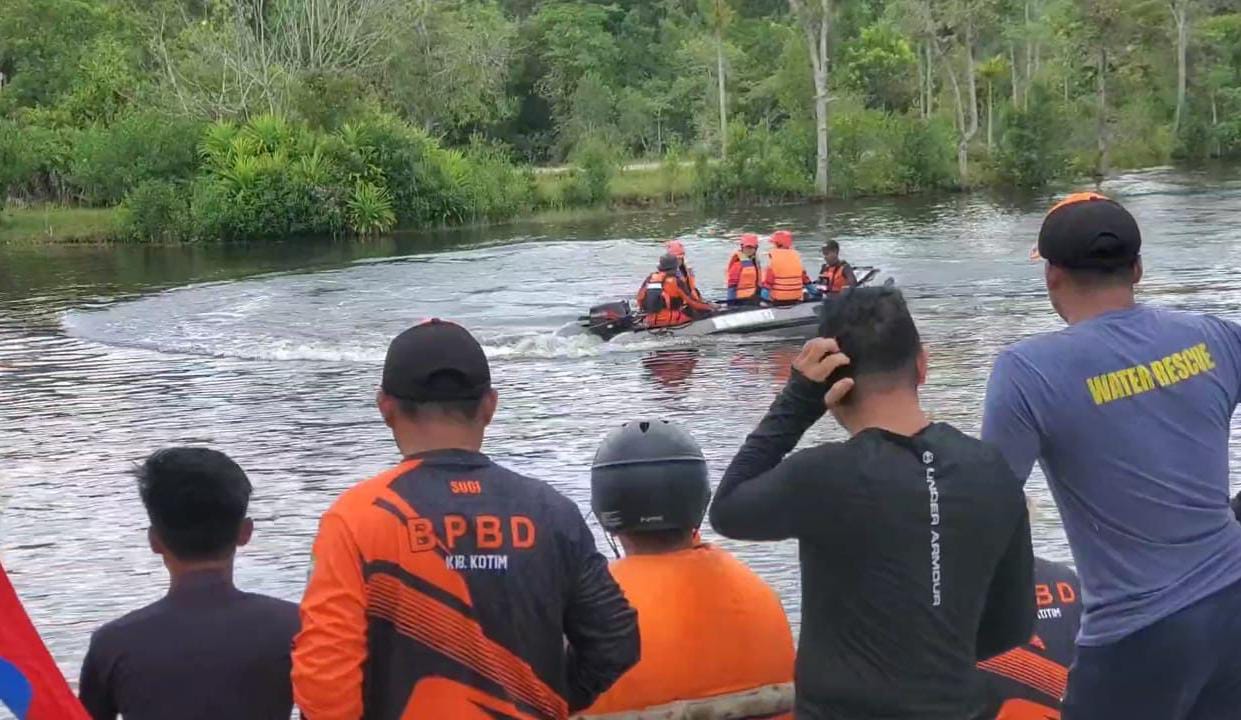 Latihan bersama BPBD Kotim dan SAR Pos Sampit di salah satu kawasan wisata air di Sampit. (BPBD Kotim)