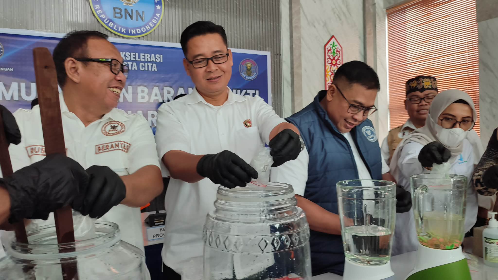 Direktur Reserse Narkoba Polda Kalteng, Slamet Ady Purnomo saat ikut serta dalam pemusnahan barang bukti peredaran narkotika di BNNP Kalteng, belum lama ini.