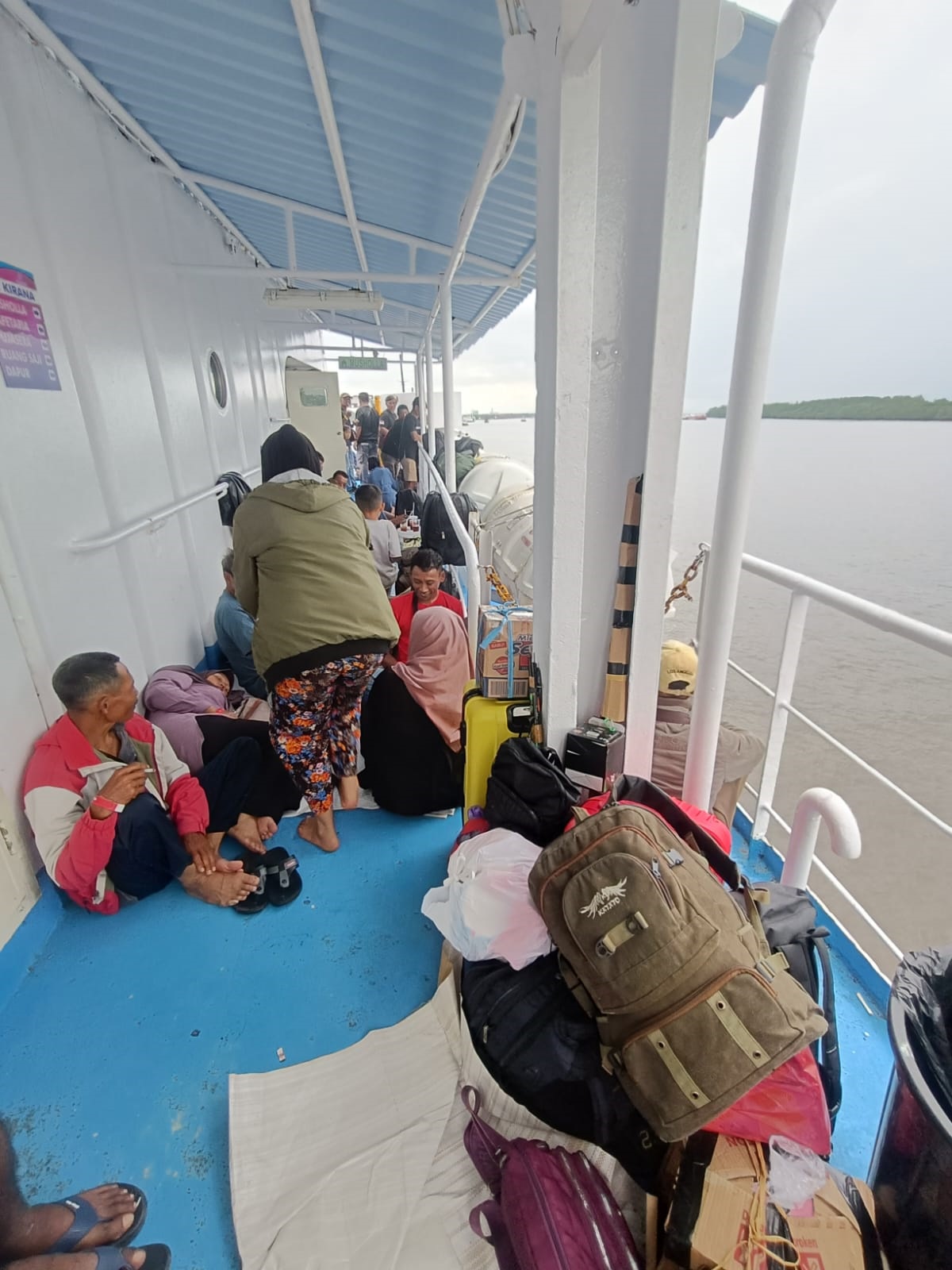 Ratusan pemudik yang tidak kebagian tempat terpaksa ngemper di bagian luar kapal, saat berlayar ke Pulau Jawa dari Pelabuhan Panglima Utar, Kumai, Kotawaringin Barat.