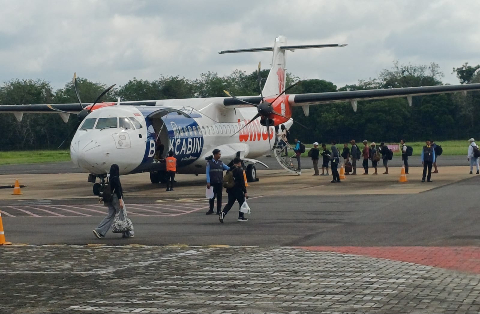 Suasana embarkasi rute Sampit-Surabaya di Bandara H Asan Sampit, Kamis (19/3/2026).