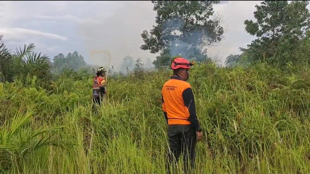 Kepala Pelaksana BPBD Kotim Multazam saat meninjau langsung kebakaran lahan yang terjadi di Jalan MT Haryono Barat Sampit, Rabu (18/3/2026).