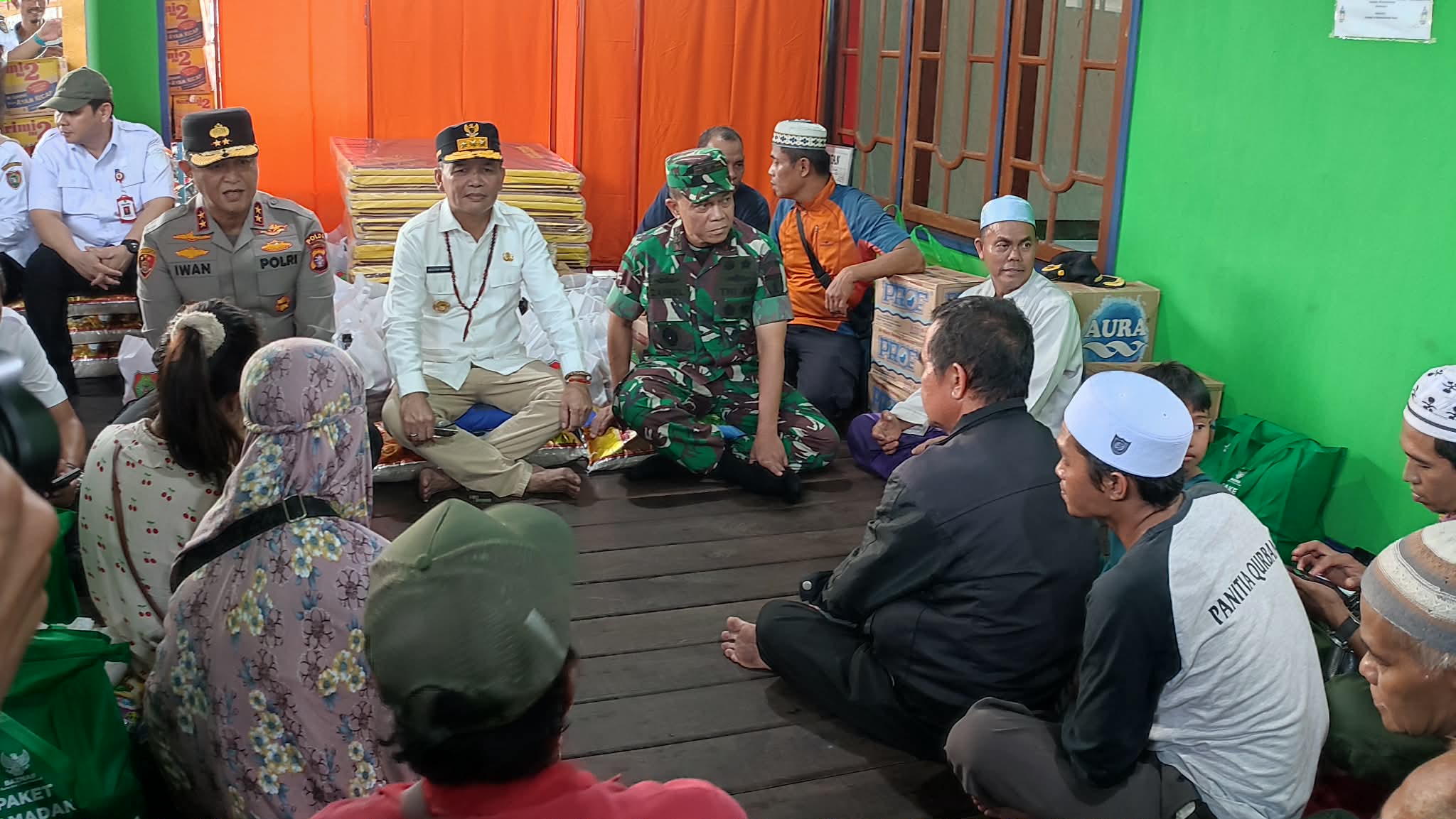 Kapolda Kalteng irjen Pol iwan Kurniawan mendampingi Gubernur Kalteng, saat berdialog dan mengajak  warga di Palangka Raya untuk meningkatkan kewaspadaan terhadap potensi kebakaran.