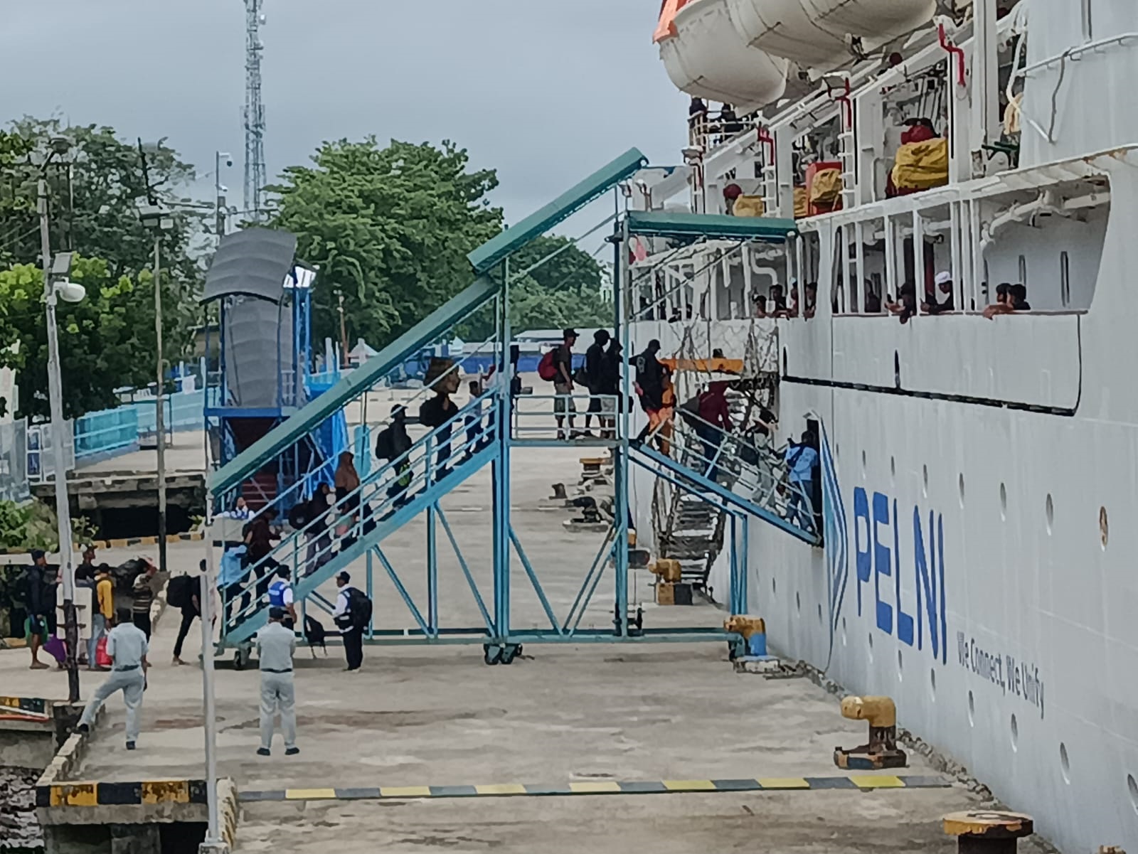 Pemudik memasuki kapal yang akan mengantar mereka pulang demi momentum lebaran di kampung halaman lewat Pelabuhan Sampit, Senin (16/3).  