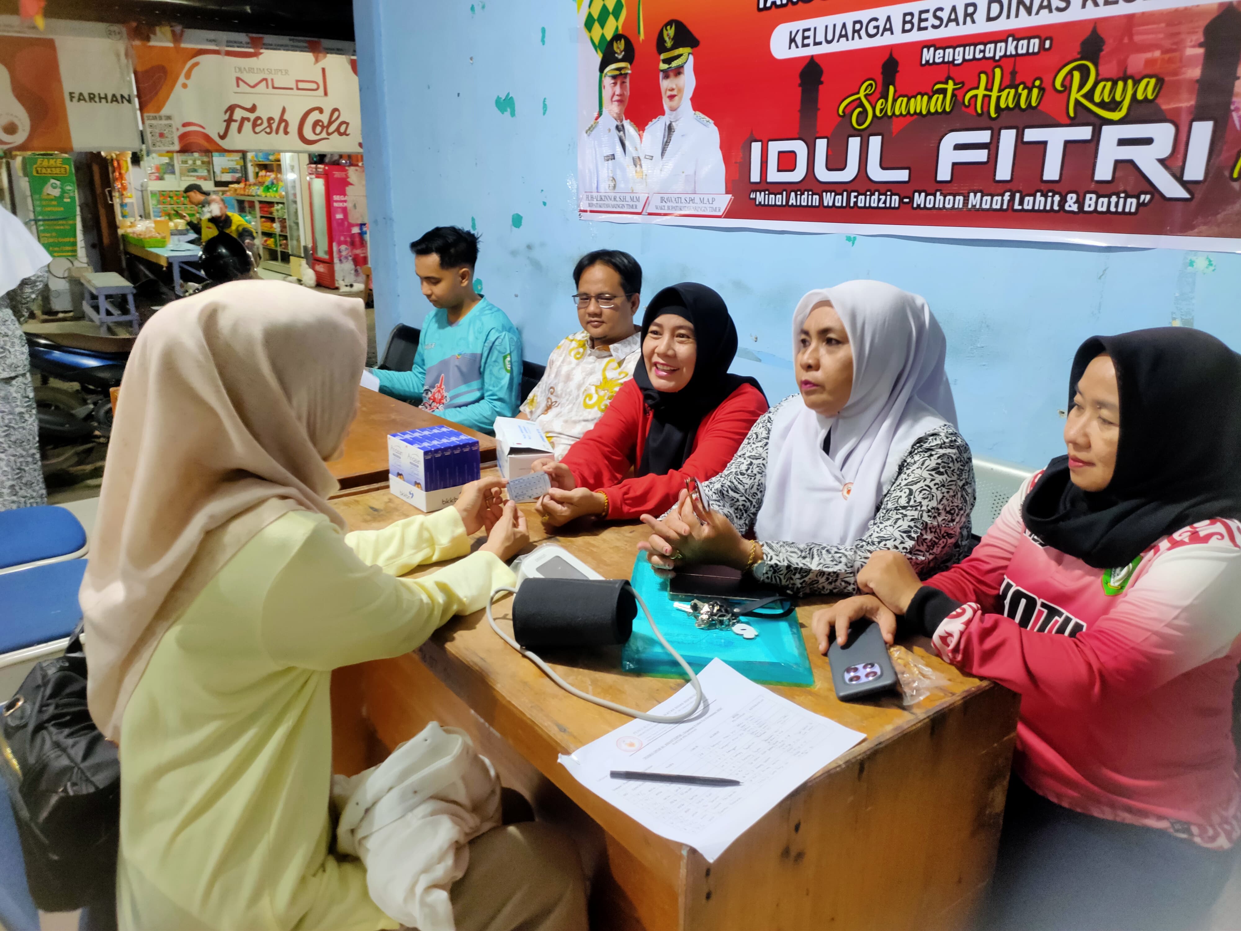 Layanan konsultasi KB di posko mudik di Terminal Bus Patih Rumbih Sampit, baru-baru tadi. 
