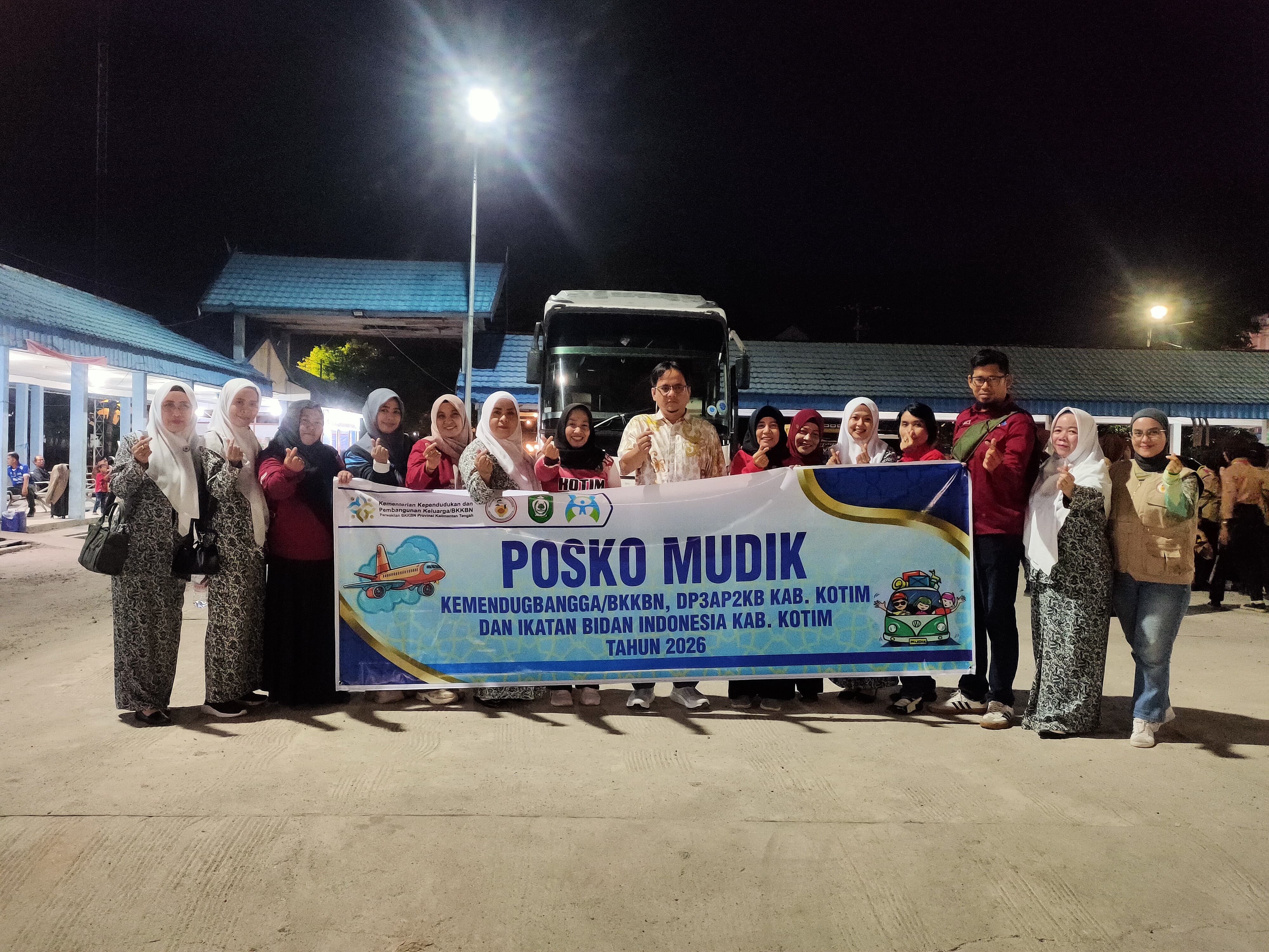 Para petugas pelayanan KB di posko mudik terminal Patih Rumbih, Sampit