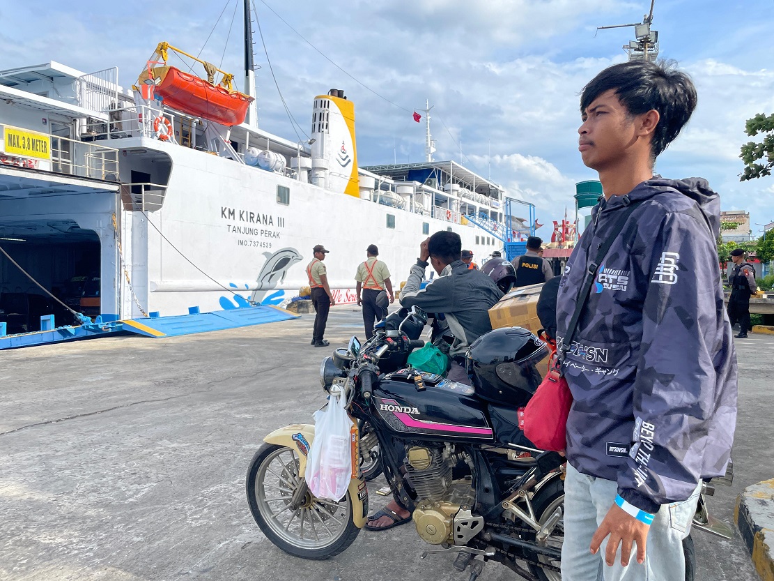 Yuda, salah seorang pemudik dari Sampit, bersama sepeda motornya, sebelum memasuki kapal yang akan bertolak ke Pelabuhan Tanjung Perak Surabaya, Sabtu (6/3/2026). 