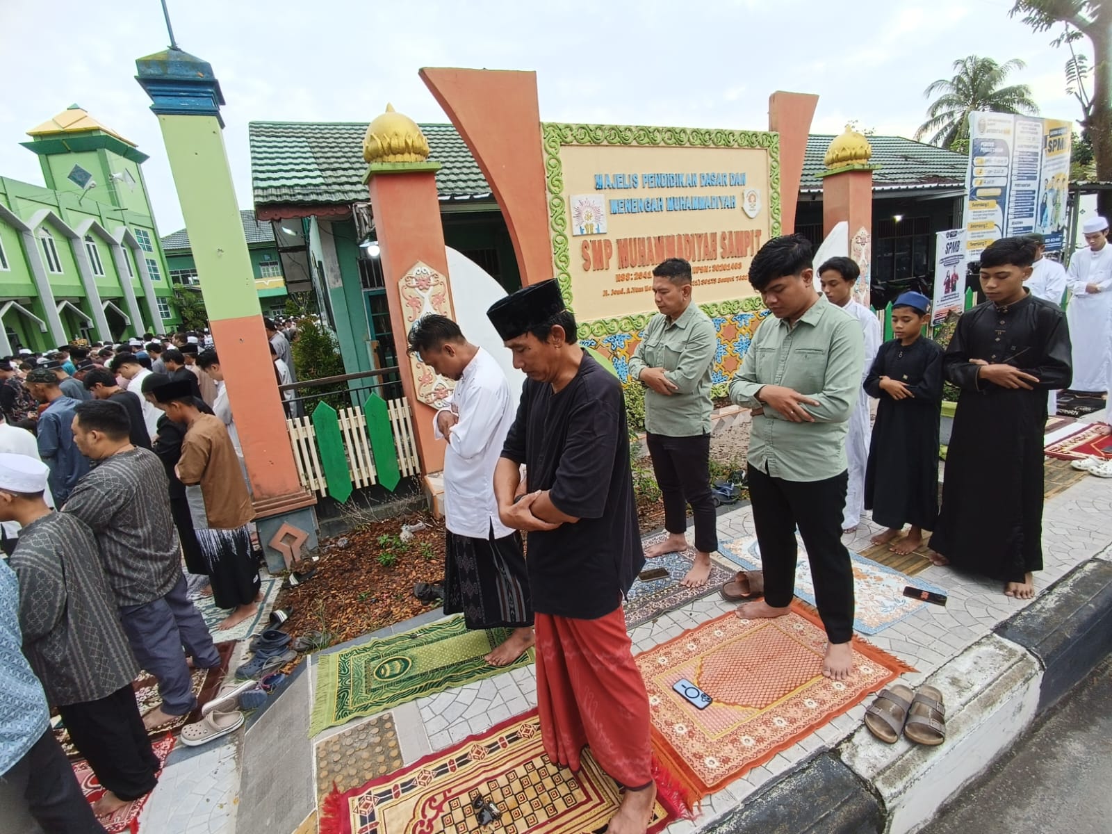 Suasana Salat Idulfitri di Kompleks Perguruan Muhammadiyah Jalan Ahmad Yani Sampit, Jumat (20/3/2026). (Usay Nor Rahmad/Radar Sampit)