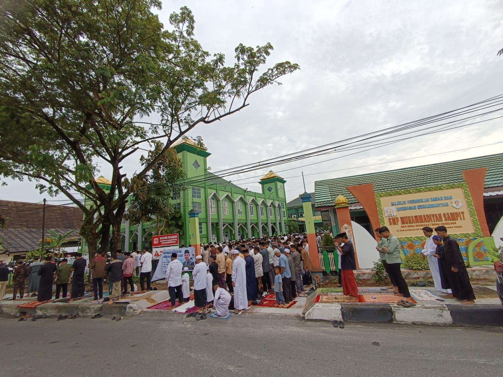 Di Kompleks Perguruan Muhammadiyah Sampit, Jalan Ahmad Yani, salat dipusatkan di halaman Masjid Al Mujahirin dengan khatib HM Fatchurrahman dan imam Asmadi.