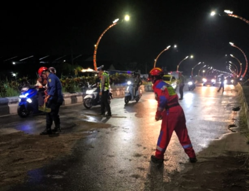 Petugas Disdamkarmat Kotim saat mengamankan jalan di kawasan Terowongan Nur Mentaya akibat tumpahan sampah yang membahayakan pengguna jalan. (Disdamkarmat Kotim)  