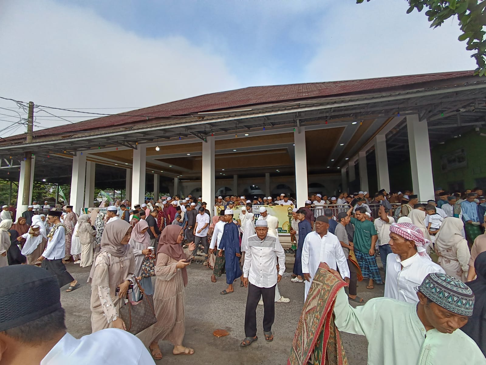 Suasana di halaman Masjid Jami Noor Agung Sampit Usai pelaksanaan Salat Id, Sabtu (21/3/2026). (Usay Nor Rahmad /Radar Sampit)  