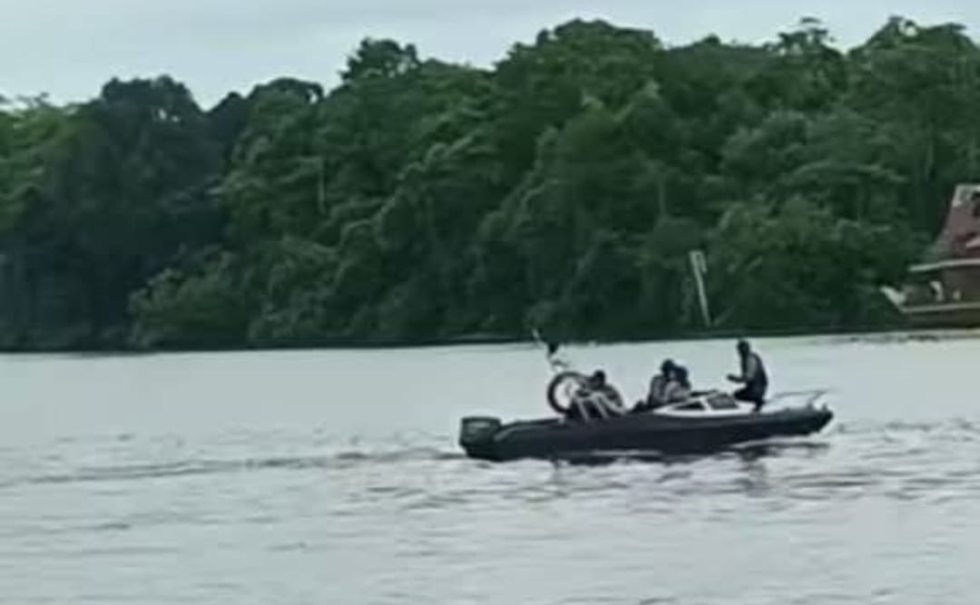 Pencarian ABK yang hilang dan diduga tenggelam di Sungai Mentaya oleh tim gabungan. (Warga/Radar Sampit)  &nbsp;  