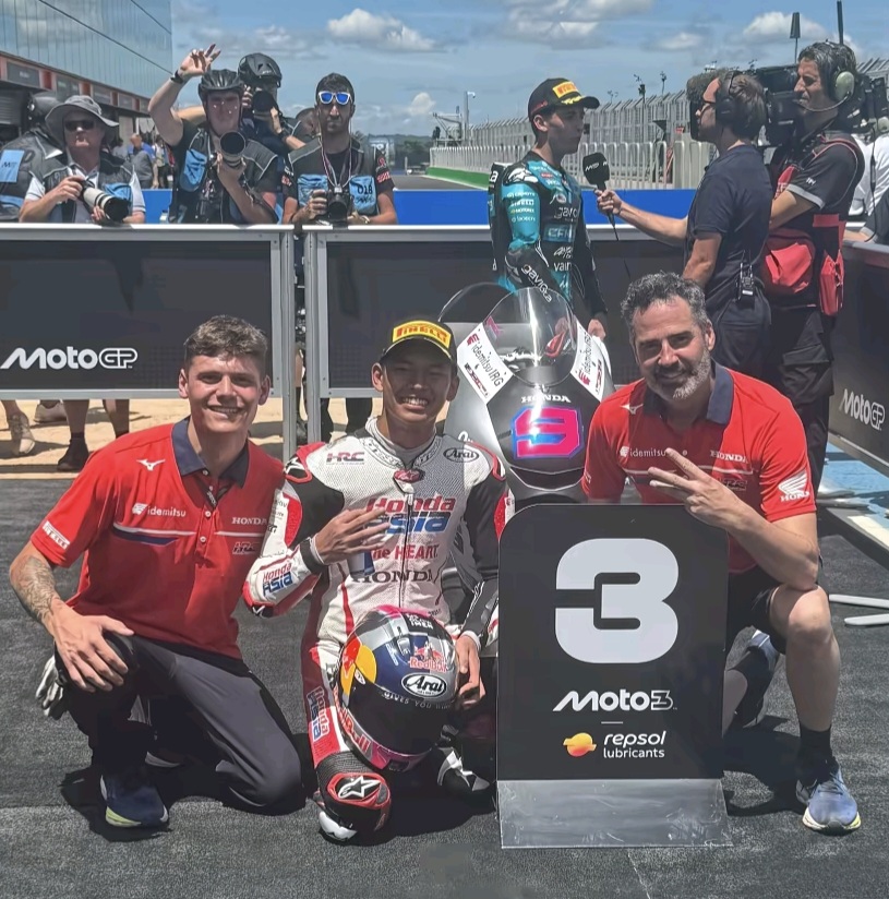 Veda Ega Pratama, mencatatkan prestasi membanggakan dengan meraih podium perdananya pada ajang MotoGP Brasil 2026. (Honda Team Asia)