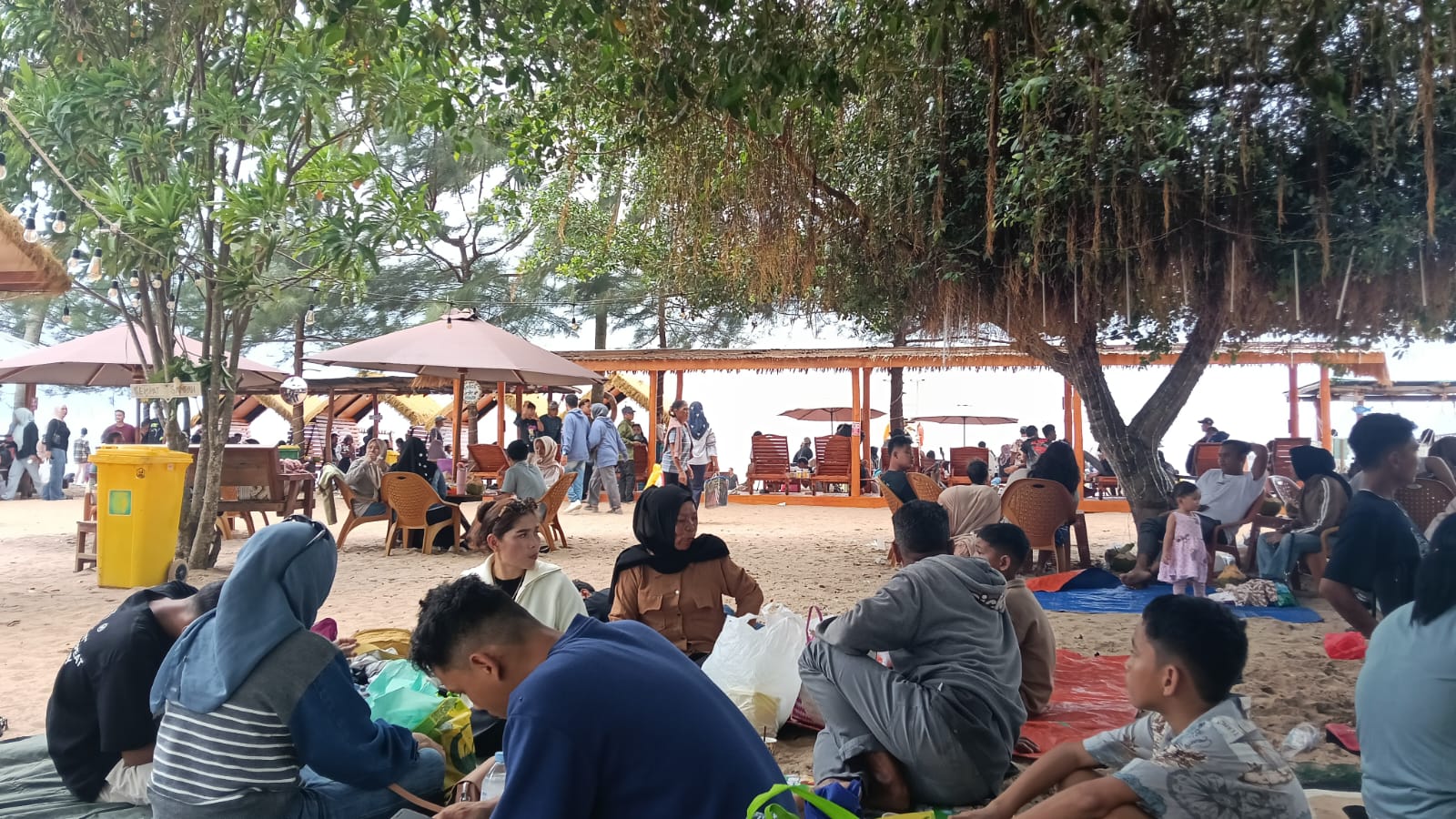 Suasana di pantai Andak, Desa Sebuai, Kecamatan Kumai, Kabupaten Kotawaringin Barat (Kobar), Minggu (22/3) (tyo/radar sampit)