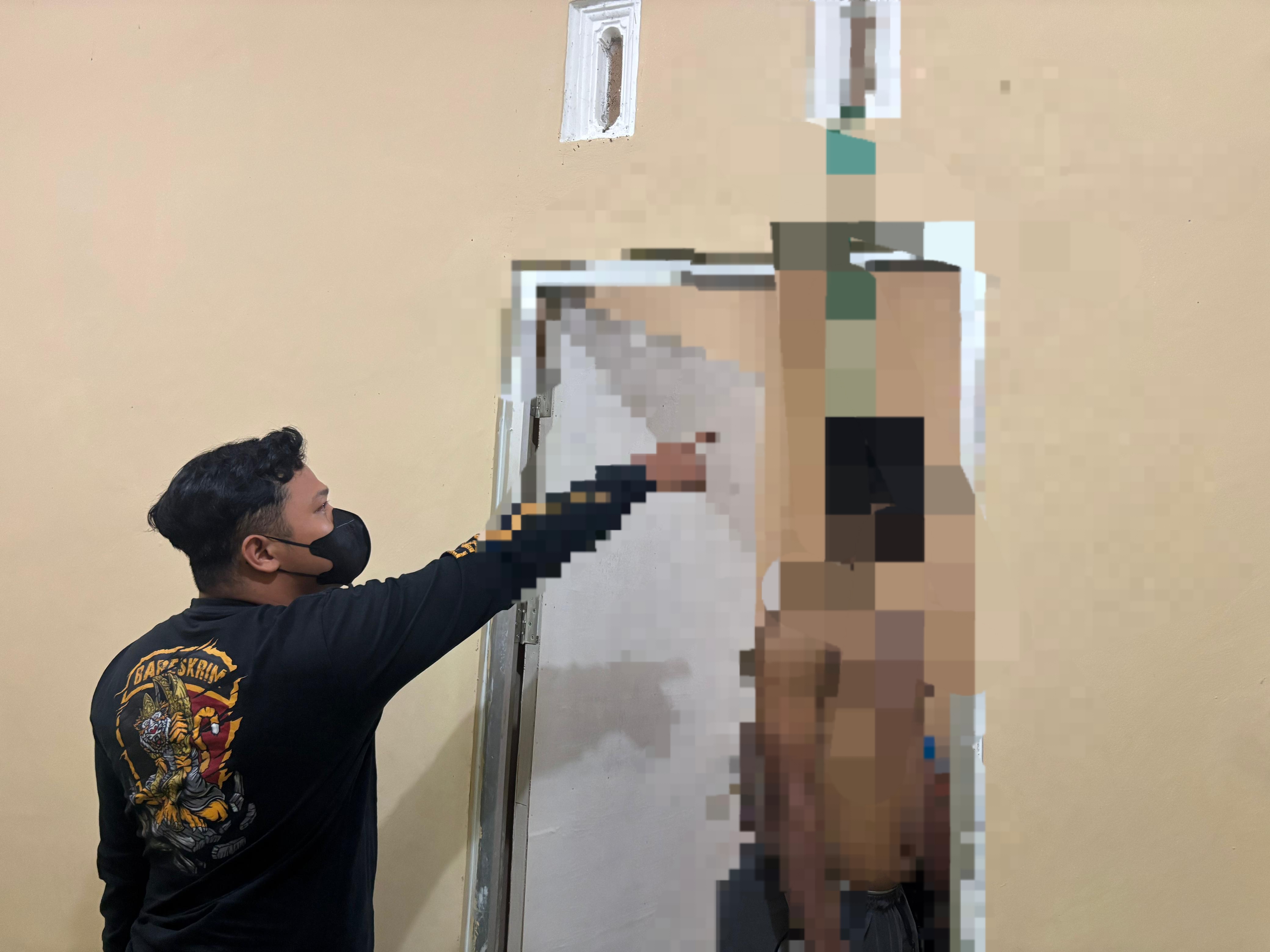Seorang pria bernama SAK (32) ditemukan meninggal dunia dengan posisi tergantung di barak tempat tinggalnya di wilayah Desa Sumber Mukti. (Polsek Kolam)
