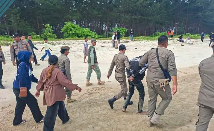 Seorang pemuda yang diduga mabuk miras terlibat keributan hingga mengganggu kenyamanan pengunjung, Minggu (22/3) kemarin.