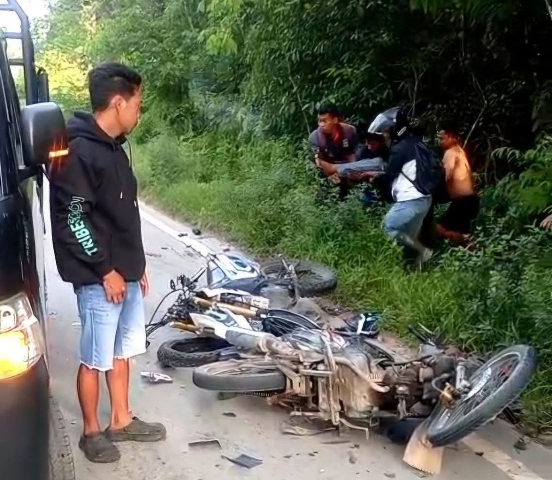 Kondisi kendaraan usai terlibat adu banteng di Jalan Pangkalan Muntai, Diung, Kecamatan Kotawaringin Lama, Kabupaten Kotawaringin Barat, Senin (23/3) (Warga/Radar Sampit)