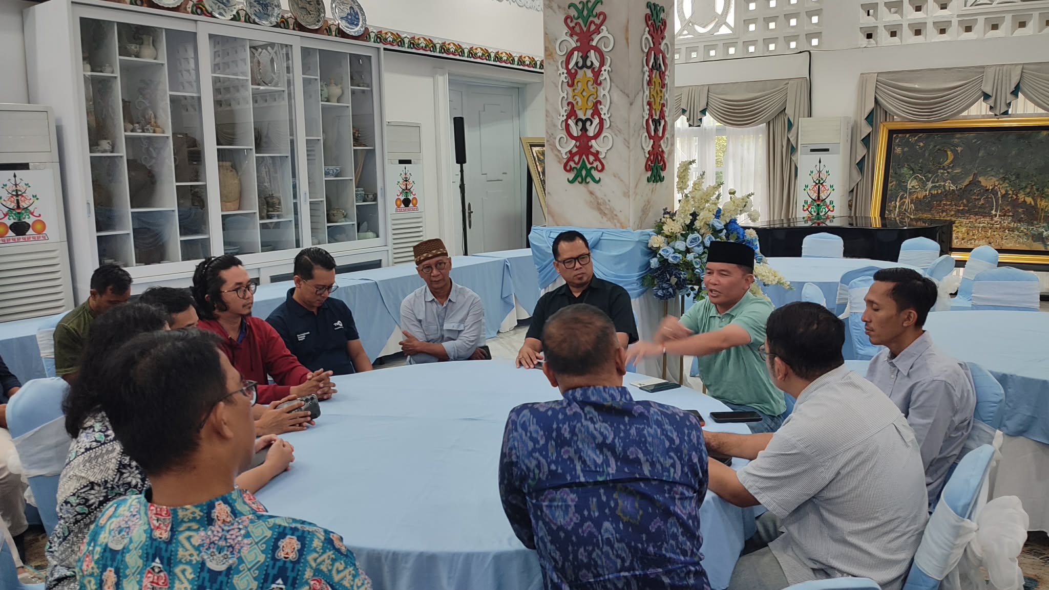 Gubernur Kalteng Agustiar saat bertemu sejumlah pimpinan media massa di Istana Isen Mulang, Palangka Raya, belum lama ini. 